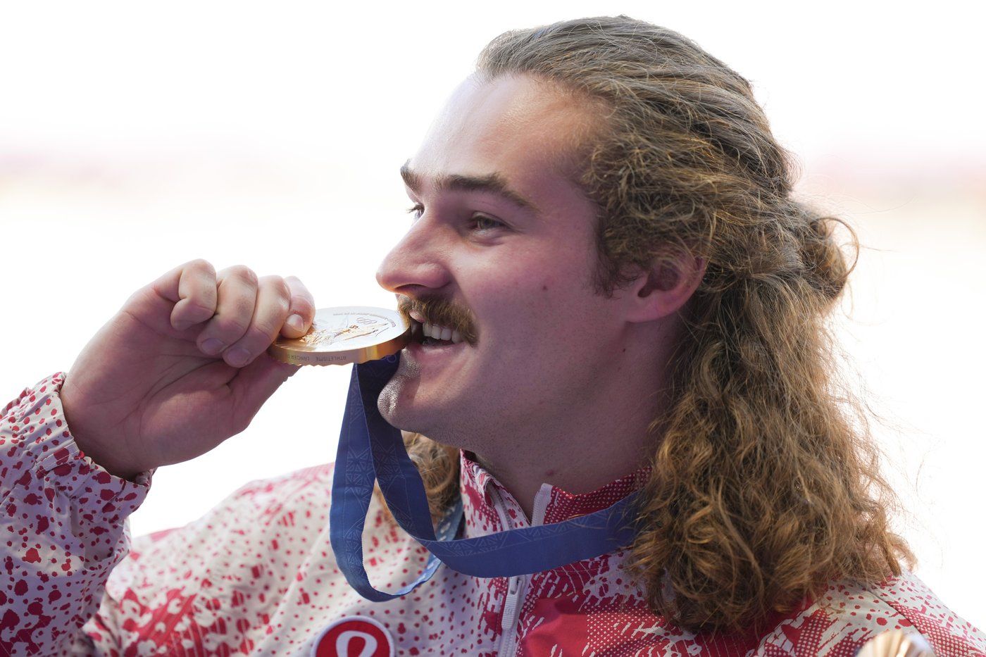 Ethan Katzberg, of Nanaimo, B.C., poses with his gold medal in the men's hammer throw event at the 2024 Summer Olympics, Monday, Aug. 5, 2024, in Saint-Denis, France. THE CANADIAN PRESS/Christinne Muschi