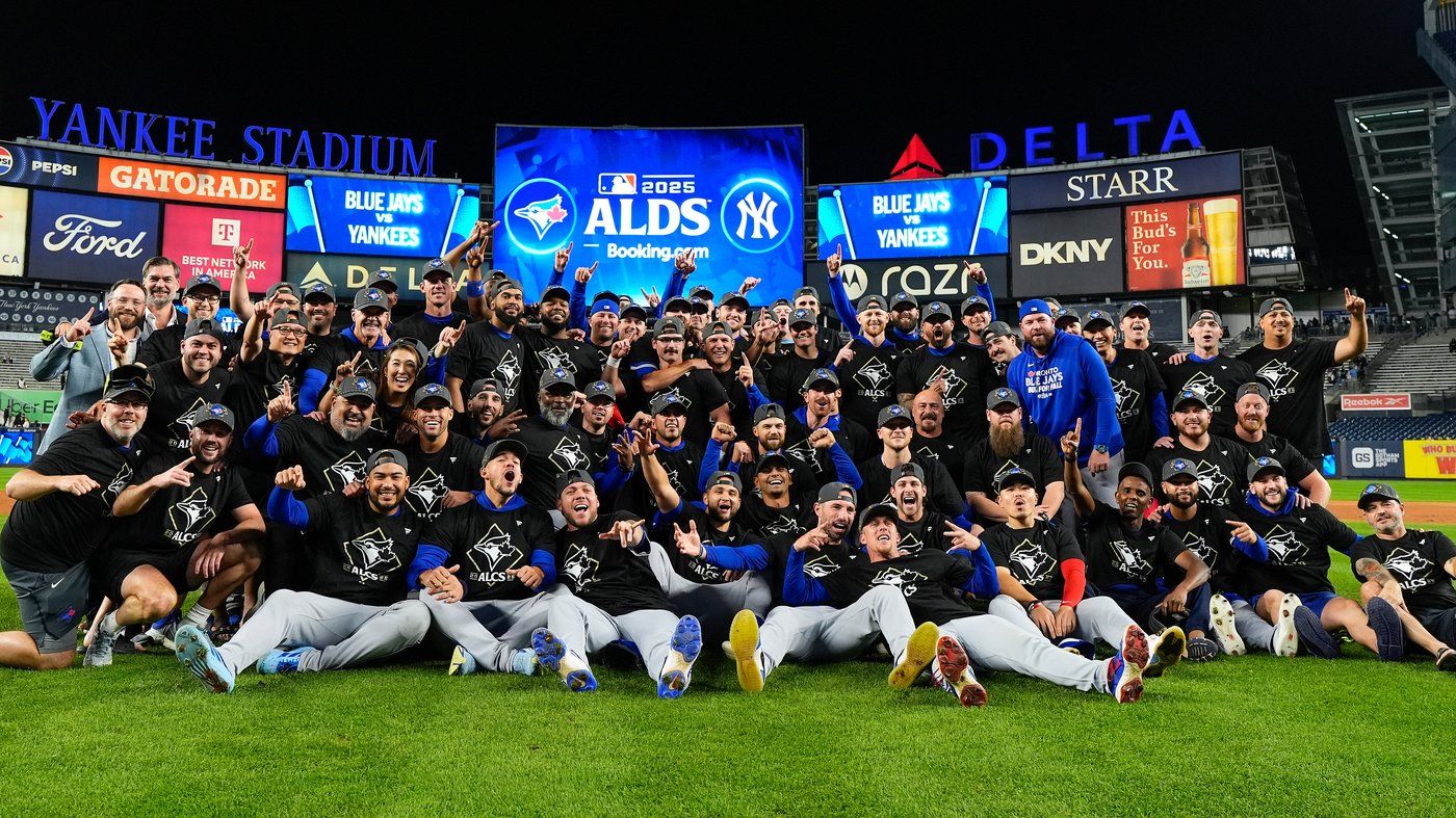 The Toronto Blue Jays gather for a group photo on the field after beating the New York Yankees in Game 4 of baseball's American League Division Series, Wednesday, Oct. 8, 2025, in New York. (AP Photo/Yuki Iwamura)